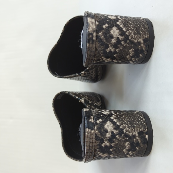 Steve Madden Snake Skin Print Block Heel Mule Slides 8.0 Black Gray - Picture 11 of 16